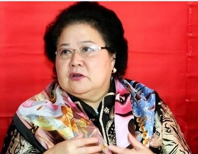 吃里爬外，永不回国？她带领30名演员选择留美，如今年过花甲归来