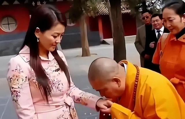 李湘不忍了！公开回应与释永信的真实关系，亲吻照的真相终于大白