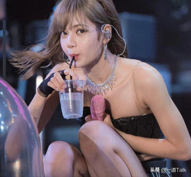 Lisa和继父亲密互动惹争议，二人合影没分寸，继父手搭女儿屁股上