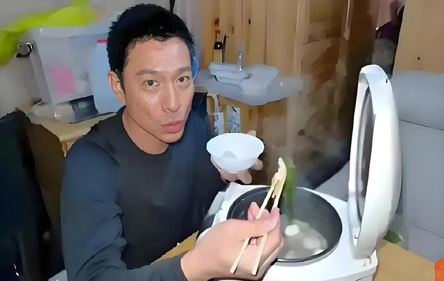 刘德华饭局的应酬照流出，满脸的无奈和不情愿！