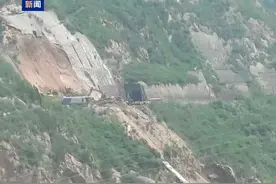 陇海铁路一处山体滑坡致货车脱线，火车站：天水至西安的列车受影响，部分车次已停运乘客可全额退票图片