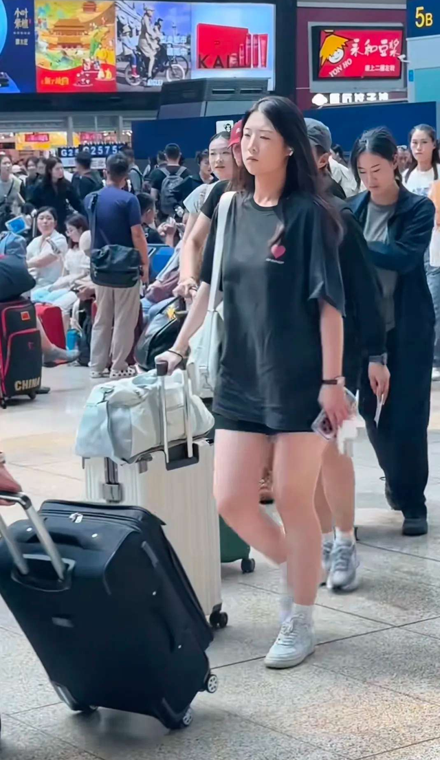 大阅兵中的女民兵归乡，颜值不俗，身材高挑，他们的职业令人意外