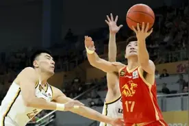辽篮2连败揪出最大毒瘤！正负值-36，杨鸣都压不住他 只能暗示批评图片