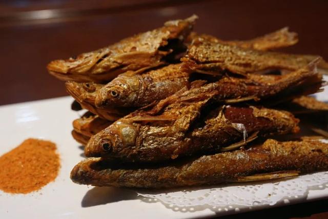 适合冬游的冰雪小城，和本地人冰湖捕鱼、雪地骑马，鱼肉吃到撑！