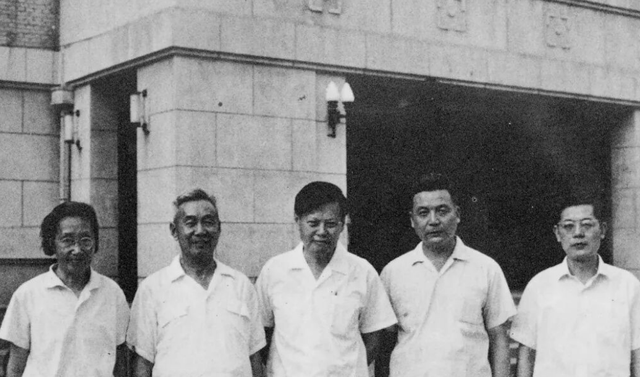 严查祖上三代！杨振宁去世仅5天，恶心的一幕出现！还得官方出手