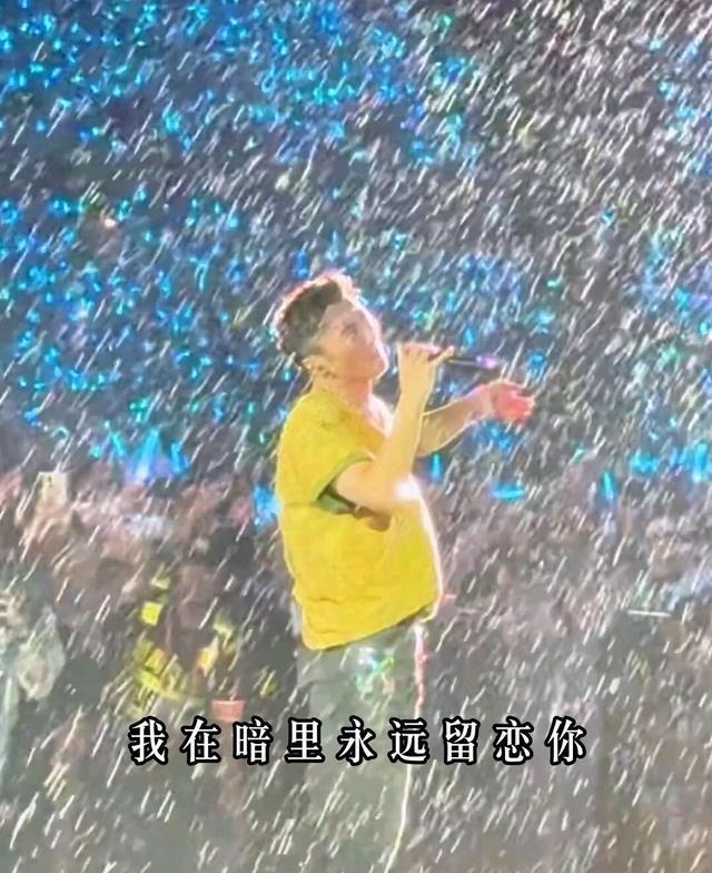 谢霆锋广州演唱会“封神”，张杰、周杰伦估计后槽牙都要咬碎了。