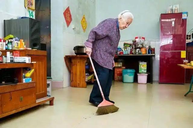 医生建议：70岁以上的老人，宁可天天玩手机，也不要随便做这4事