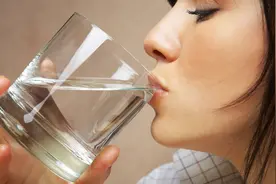 晨起喝杯水，会喝下口腔内的700种细菌？起床后3件事尽量少做图片
