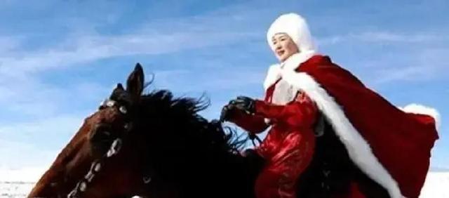 查了贺娇龙的背景重大大发现	，官媒下场证实，她走了父母的老路