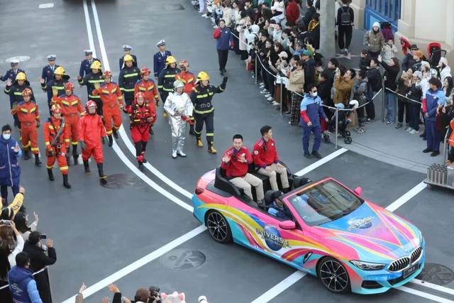 【我们的环球嘉年华】当花车巡游遇上逆行英雄！北京环球度假区上演最“燃”消防宣传