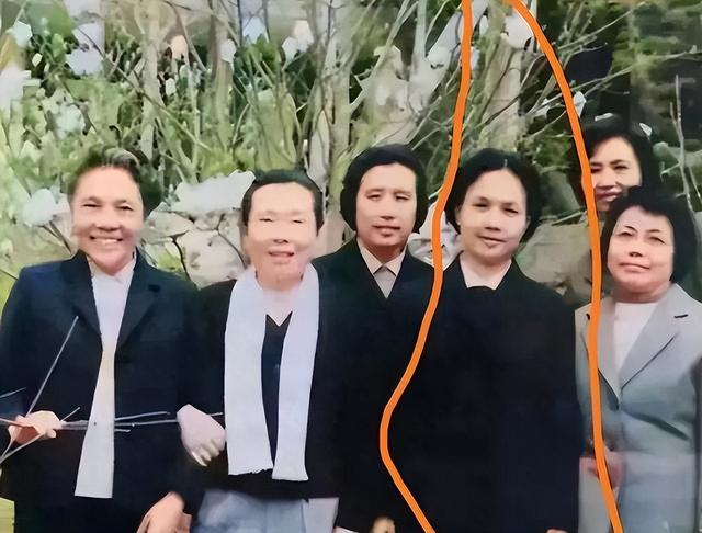 彭真的夫人有多美？这是1952年在北戴河的留影，她40岁，气质不凡