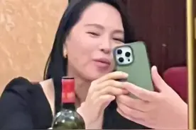 伊能静法国素颜吃饭被拍，头发稀少填充痕迹明显，被认成了董明珠图片