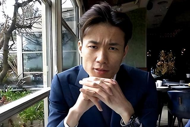 5年前，靠倒卖口罩一年赚60亿元，住5万一夜酒店的他	，如今咋样了