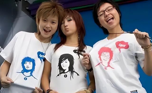 39岁何洁不忍直视，腋下勒出副乳肚子三层肉，要养4个娃操劳疲惫