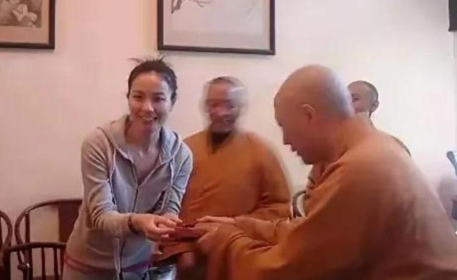 拔出萝卜带出泥！释永信事件12天后，常年信佛的王菲也惨遭牵连