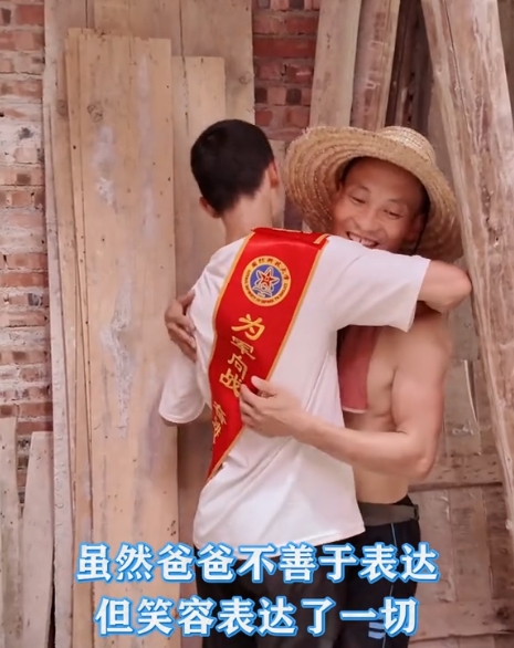 广西考生被国防科大录取，跑工地去报喜，父亲下意识动作惹人心酸