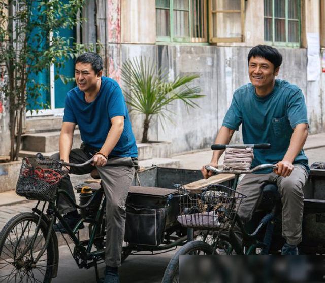 55岁张嘉益在西安骑三轮车，车上坐着秦海璐，民工的打扮很接地气