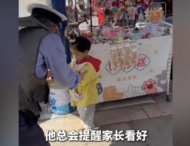昆明一男子“假扮”交警35年，每天在街头骂骂咧咧，竟被全城点赞