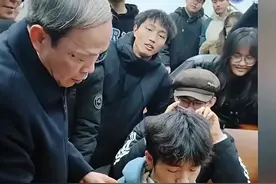大学老师演示催眠术，学生被踩没反应，身体完全僵硬，学校回应！图片