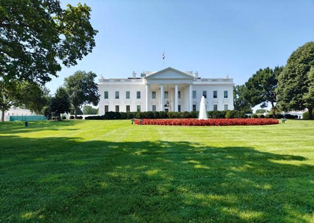 特朗普做出让步？中美刚谈完，官方就台海发声，7次提到“统一后”，岛内一片哗然，释放信号强烈