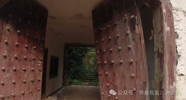 重庆山谷中荒废的景区，杂草丛生空无一人，探险者忠告别一个人来