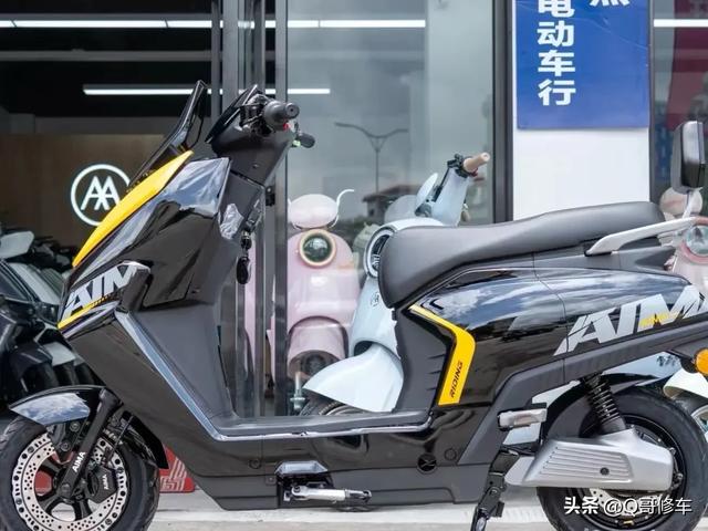同样是新亮相的电动车，爱玛赤焰和五星钻豹E8，配置有什么不同