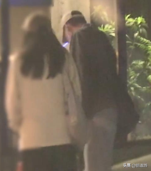 辛柏青消失五个月现身一个举动败坏好感，身边长发美女引人热议
