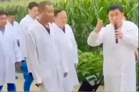 农业专家穿白大褂戴鞋套下乡考察，俨然把庄稼地当成了秀场图片