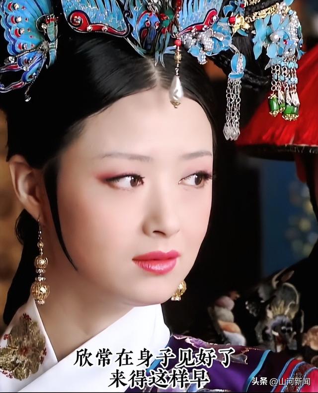蒋欣现身西安，素颜脸蛋紧致瘦成皮包骨，深夜狂喝油汤炫羊肉串