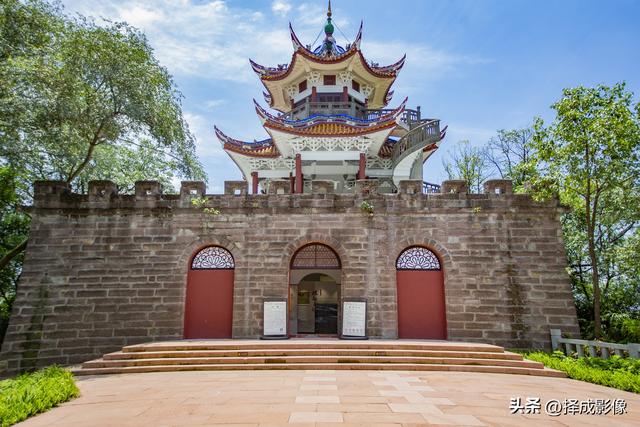 登“尊师亭”，揽西川景