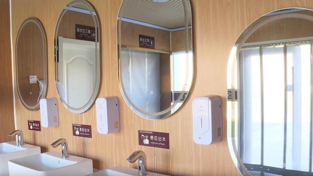 鸣沙山月牙泉景区：国庆首日迎游客 服务升级