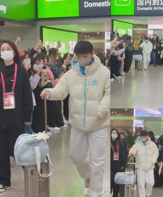 国乒抵达成都	，孙颖莎等行李，王楚钦肖导聊的开心，邱导也跟赛了
