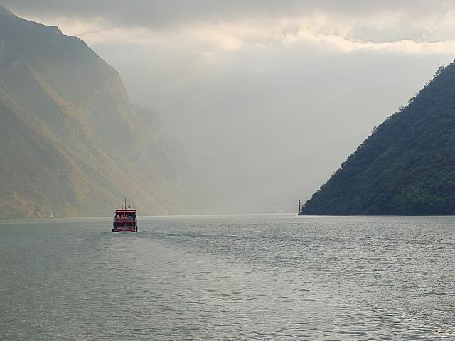 鄂渝行第四天（上）：小红船换小白船，从巫山到巴东