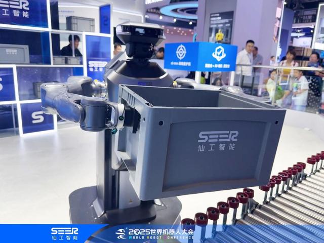 仙工智能亮相2025WRC：人形机器人打工实景，机器狗表演燃爆全场