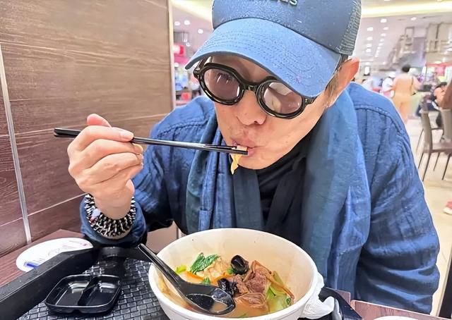 62岁李连杰豪宅游泳，脱光上衣自证清白，大腹便便并无刀疤