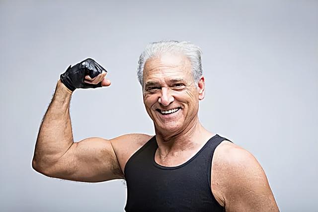 48 岁男子练引体向上 ，复查骨密度提升，这4个动作中老年人也能做