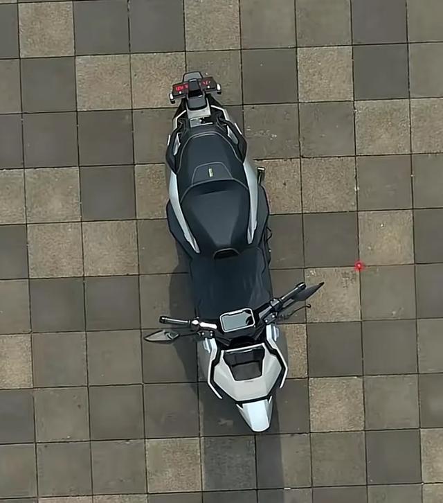 1万预算选电摩还是油摩？FXPro降维打击：极速80+双ABS+雷达预警