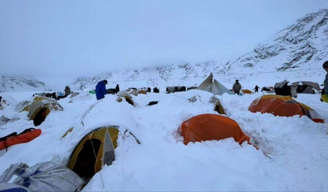 珠峰暴雪被困后续：向导人肉开路，百余人因此获救，有人重金感谢