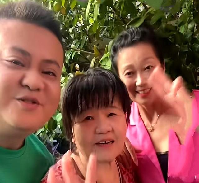 2003年，湖南小伙爱上二婚，还大他24岁的大妈，恋爱21年如今咋样