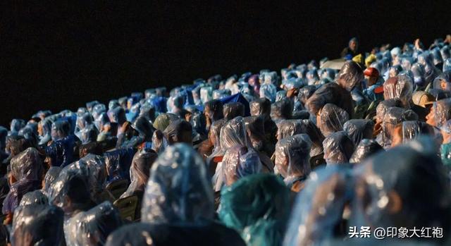 火力全开！印象大红袍上演一夜四场，雨打不散的热爱！