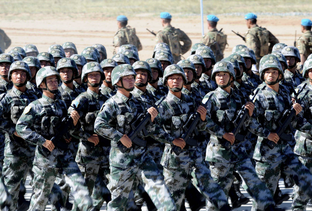 特朗普还未登机访华，大批美国坦克将运往台岛，解放军动作更大