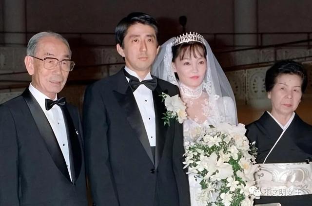 61岁安倍昭恵：丈夫遇刺后搬离婆家，种地疗伤，常去安倍坟前上香