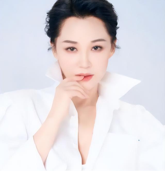 她一生 “风流成性、老少通吃”，撩汉无数，至今56岁却依旧单身