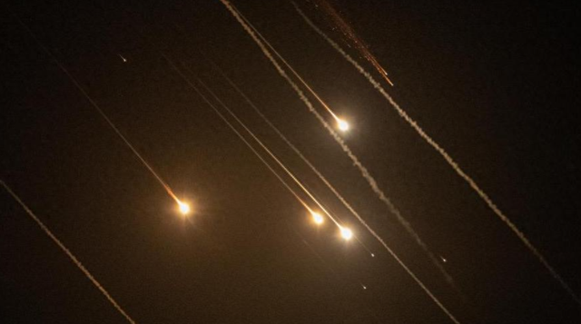 一百枚导弹从天而降	，美军发起斩首行动，特朗普下令，英法表忠心