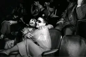 男朋友一起去看电影， 一会亲亲 一会揉胸，这正常吗？图片