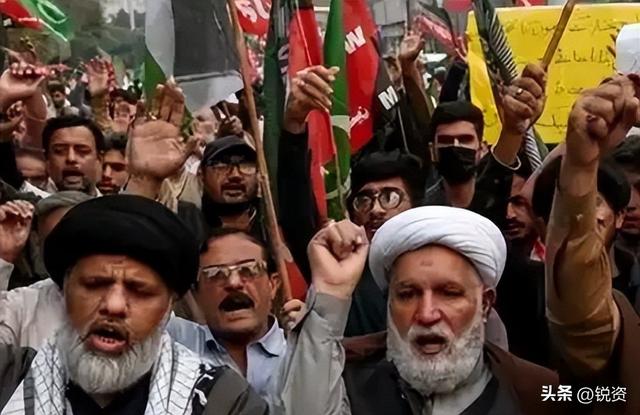 巴基斯坦一夜变天！总统总理双双让步，33年的军政府阴影重现？