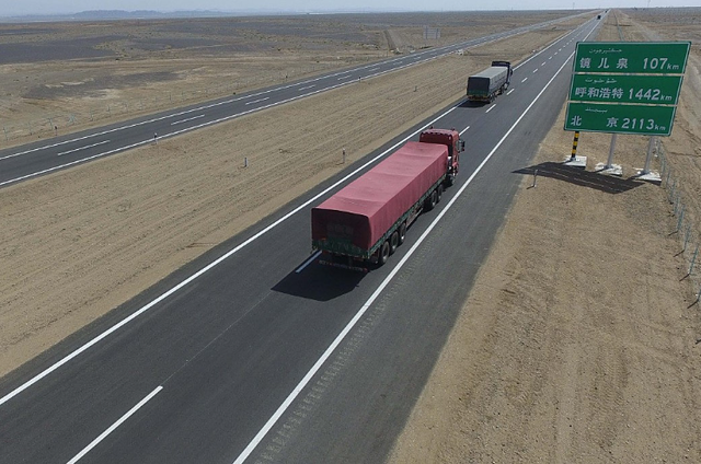 曾经荒无人烟的戈壁，新疆凭什么能逆袭成如今的能源顶流？