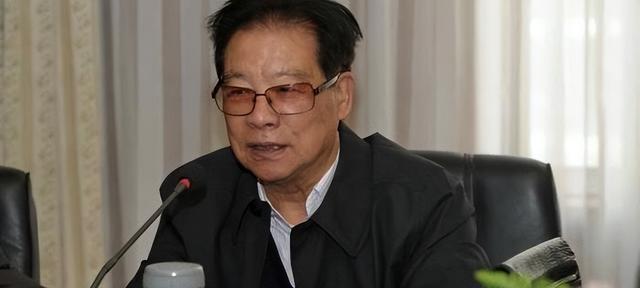 他是武警第四任司令员，63岁升中将，66岁受部下犯罪牵连被免职