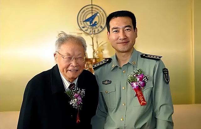 03年翟志刚结束任务后回家，却发现母亲已去世，在遗像前长跪不起