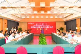 中国著名作曲家谷建芬向赤壁市赠予《滚滚长江东逝水》曲谱手稿图片